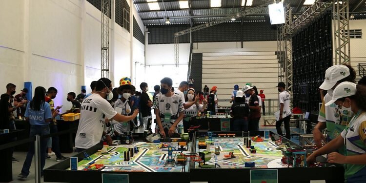 Estudantes de escolas públicas e privadas disputam torneio de robótica em Salvador