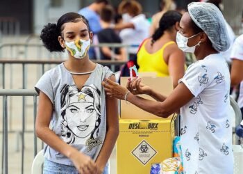 Covid: Salvador ultrapassa meta de 100% do público de 12 a 17 anos vacinado com a 1ª dose