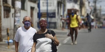 Decisão sobre flexibilizar uso de máscaras será tomada no início de abril, diz Rui