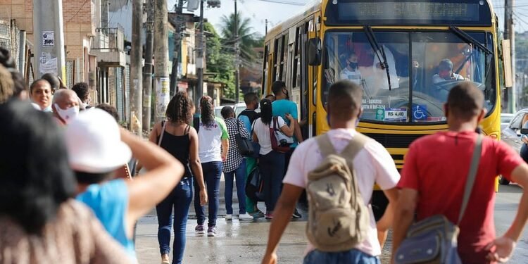 Com atraso de ônibus, passageiros lotam os pontos em Salvador