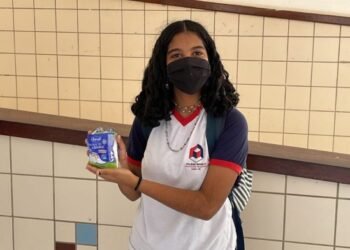 Estudantes recebem absorventes higiênicos distribuídos pelo programa Dignidade Menstrual