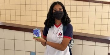 Estudantes recebem absorventes higiênicos distribuídos pelo programa Dignidade Menstrual