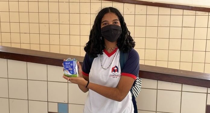 Estudantes recebem absorventes higiênicos distribuídos pelo programa Dignidade Menstrual