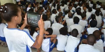 Prefeitura de Salvador firma contratos do programa pé na escola