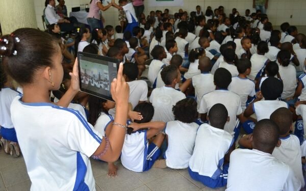 Prefeitura de Salvador firma contratos do programa pé na escola