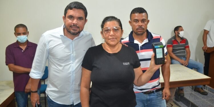 Prefeitura de Itanagra entrega cartão virtual que antecipa salário do servidor