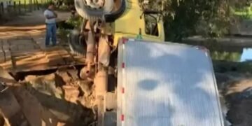 Ponte de madeira cede e caminhão cai no rio Buranhém