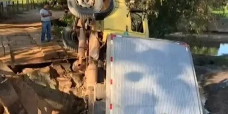 Ponte de madeira cede e caminhão cai no rio Buranhém