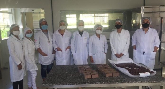 Produção de ovos de Páscoa reforça ensino nas fábricas-escolas do chocolate