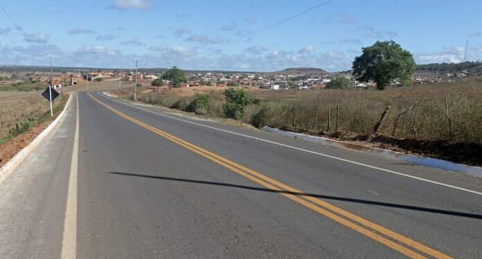 Governo do Estado entrega trecho da BA-233 em Sátiro Dias e anuncia novas licitações na rodovia
