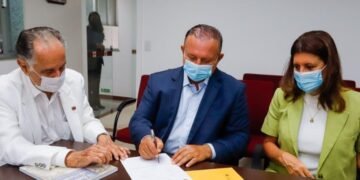 Adolfo Menezes visita Hospital Aristides Maltez e renova convênio
