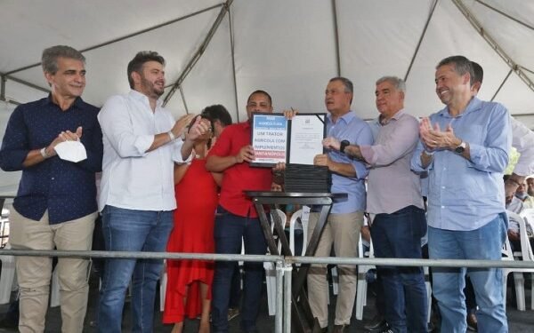 Rui anuncia nova escola estadual e obras de abastecimento de água na região