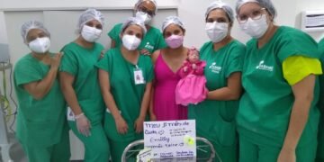 Equipe médica organiza festa para comemorar alta de “bebê milagre” na maternidade Frei Justo