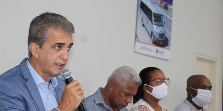 Transporte público na zona rural de Feira está em colapso, avalia deputado Robinson Almeida