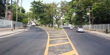 Após obra, Bruno Reis garante que Av. Milton Santos não terá mais alagamento