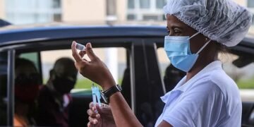 Salvador suspende vacinação contra covid-19 até segunda-feira (25)