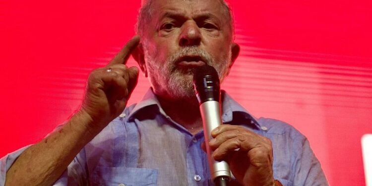 Lula tem 44% das intenções de voto, Bolsonaro 30% e Ciro 9%, diz Ipespe