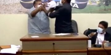 Vereadores saem na mão em sessão da Câmara de Acajutiba, na Bahia; veja