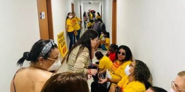 Professores de Feira fazem nova paralisação e ocupam Secretaria da Educação