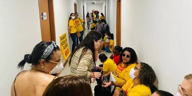 Professores de Feira fazem nova paralisação e ocupam Secretaria da Educação