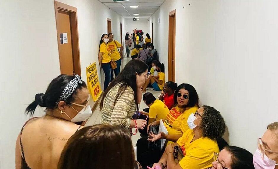 Professores de Feira fazem nova paralisação e ocupam Secretaria da Educação