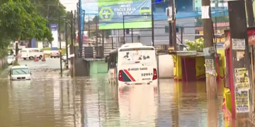 Ilhados: passageiros ficam presos dentro de ônibus em alagamento