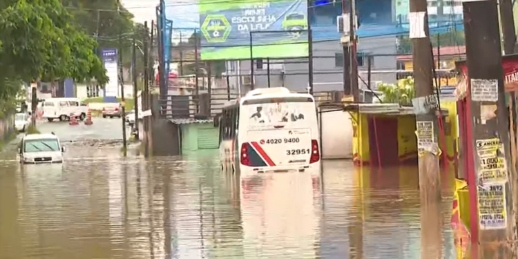 Ilhados: passageiros ficam presos dentro de ônibus em alagamento
