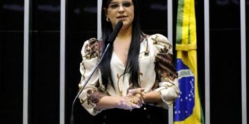 Ex-bolsonarista, Dayane critica indulto concedido a Silveira: ‘Deprimente!’