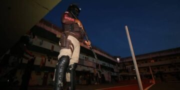 Seis celulares são encontrados em cela de detento que ordenava sequestros