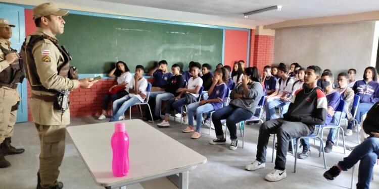 PM promove palestras de prevenção às drogas e contra o bullying