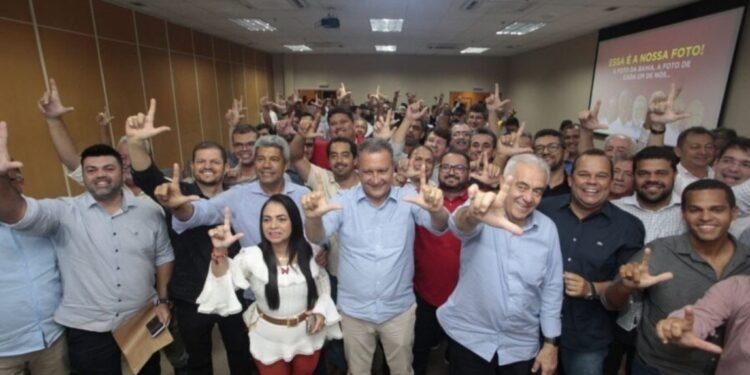 Jerônimo reúne 100 prefeitos, vices e presidentes de consórcios intermunicipais