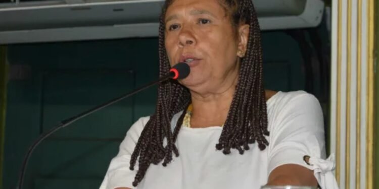 Marta Rodrigues cobra posicionamento de grupo de ACM Neto