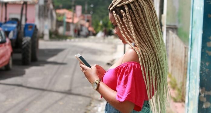 Governo leva sinal de celular e internet ao interior através de programas de inclusão digital