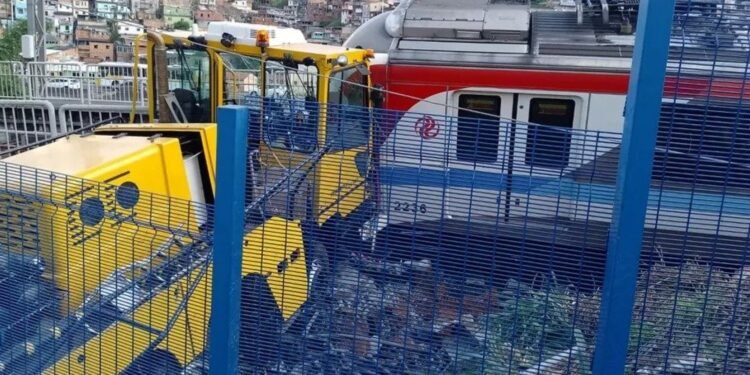 Vagão do metrô descarrila e tomba em Salvador