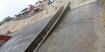 Governo do Estado entrega contenção de encosta e autoriza nova obra no Alto do Peru, em Salvador