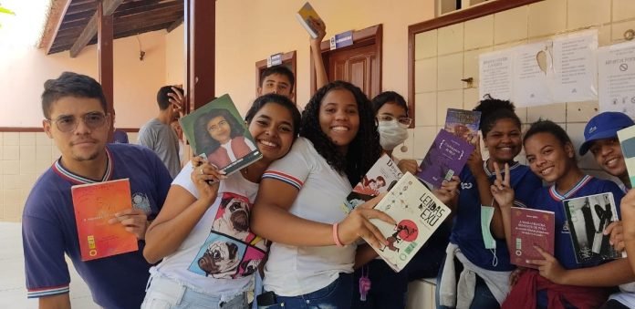 Clube de Leitura em escola de Lapão incentiva estudantes ao hábito de ler