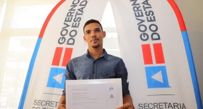 Moradores da Costa dos Coqueiros concluem qualificações voltadas para o turismo