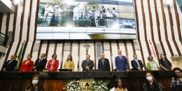 Adolfo Menezes entrega título de cidadania baiana à juíza federal Cynthia Lopes