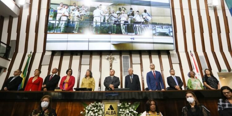Adolfo Menezes entrega título de cidadania baiana à juíza federal Cynthia Lopes