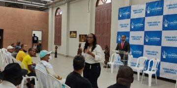 Prefeita de Cachoeira, Eliana Gonzaga, tem reunião com moradores de comunidade local cujas casas estão ameaçadas de demolição