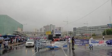Servidores municipais fazem protesto em Salvador
