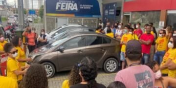 Professores de Feira de Santana protestam contra salário atrasado