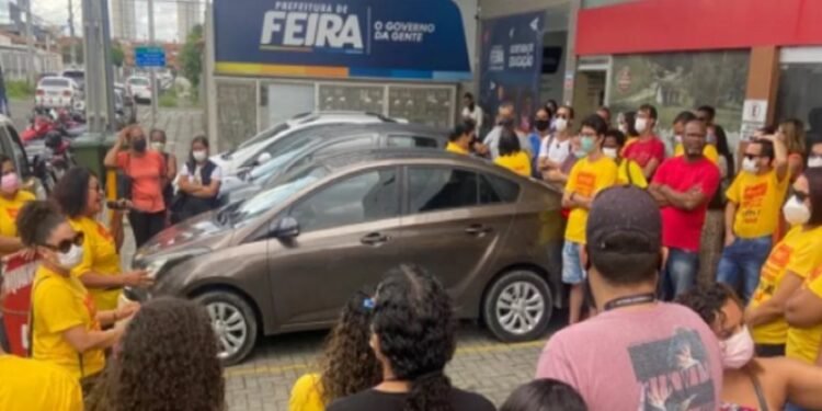 Professores de Feira de Santana protestam contra salário atrasado