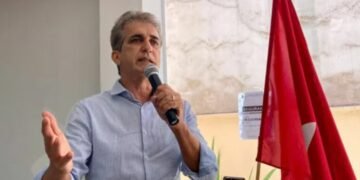 Robinson diz que Neto aproveita situação para “fazer política”