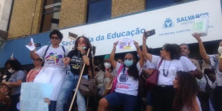 Professores fazem protesto na sede da Secretaria da Educação