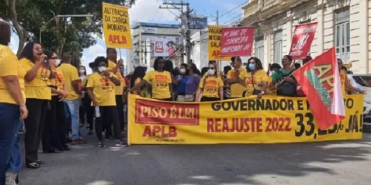 Professores fazem nova manifestação após corte