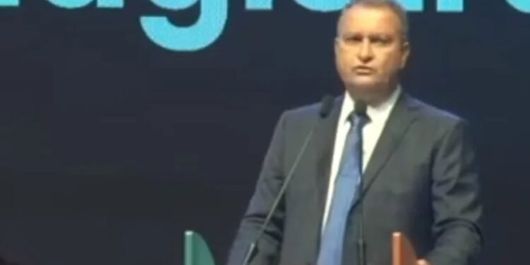 Precisamos reafirmar a democracia, defende Rui Costa em discurso