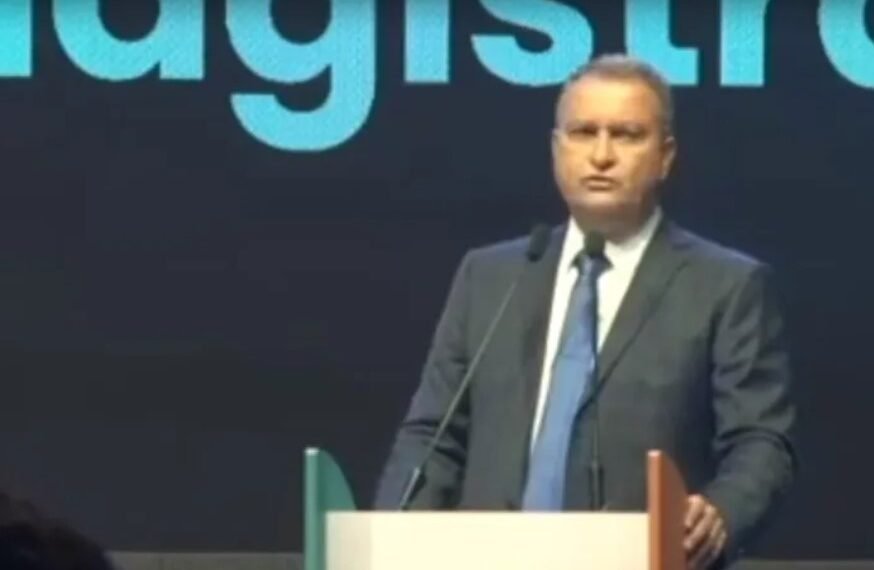 Precisamos reafirmar a democracia, defende Rui Costa em discurso