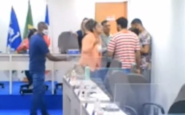 Vereadores trocam farpas e agressões durante sessão na Câmara; veja vídeo