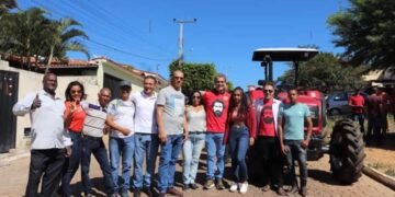 Chapada: Deputado Robinson Almeida entrega trator com implementos agrícolas em Ibitiara